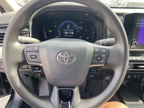 Used 2025 Toyota Camry LE FWD image 32