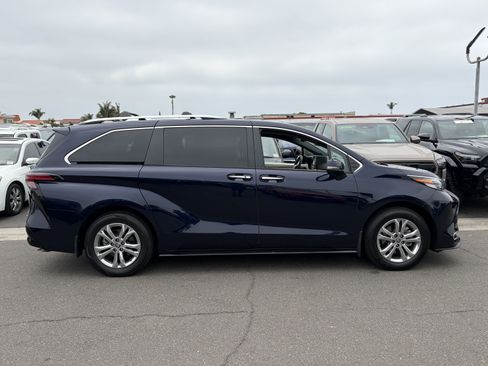 Used 2023 Toyota Sienna Platinum AWD/4WD image 3