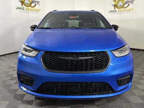 New 2026 Chrysler Pacifica Select w/ S Appearance Package image 2