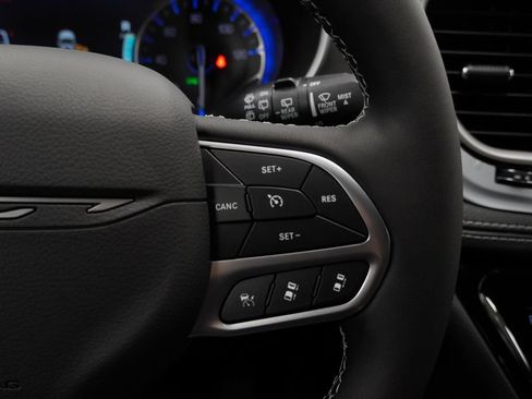 New 2027 Chrysler Pacifica Select FWD image 26