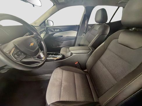 Used 2025 Chevrolet Trax LT w/ LT Convenience Package FWD image 13
