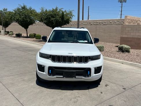 Used 2022 Jeep Grand Cherokee Overland w/ Luxury Tech Group IV AWD/4WD image 3