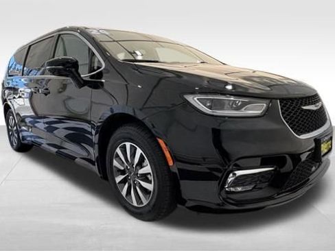 Used 2024 Chrysler Pacifica Select image 6