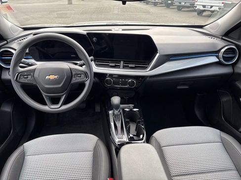 Used 2025 Chevrolet Trax LT FWD image 10