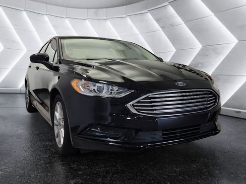 Used 2017 Ford Fusion SE w/ Fusion SE Technology Package FWD image 1