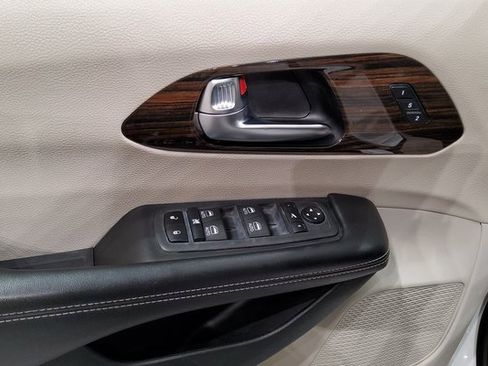 Used 2023 Chrysler Pacifica Limited image 22