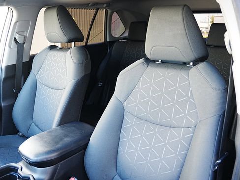 Used 2021 Toyota RAV4 XLE image 10