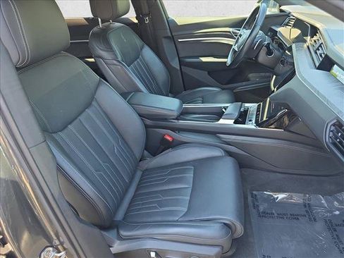 Used 2019 Audi e-tron Prestige w/ Prestige Package AWD/4WD image 10