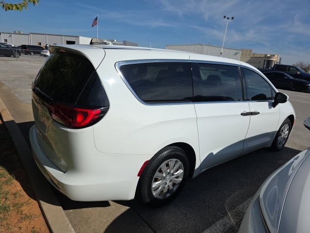 Used 2018 Chrysler Pacifica L FWD image 6