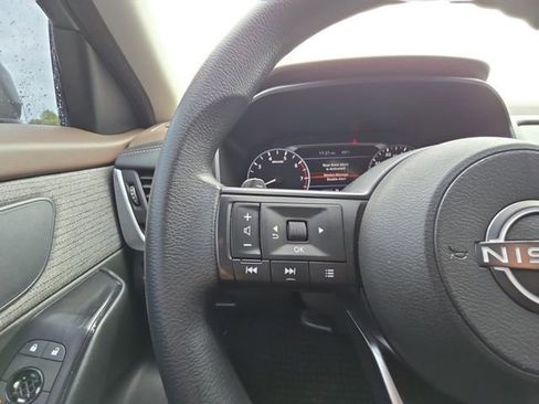 Used 2023 Nissan Rogue S image 11