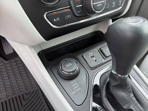 Used 2020 Jeep Cherokee Limited AWD/4WD image 20