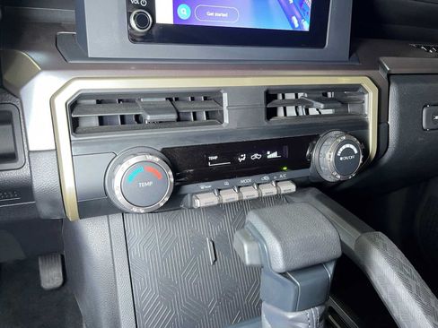 Used 2025 Toyota Tacoma SR5 AWD/4WD image 35