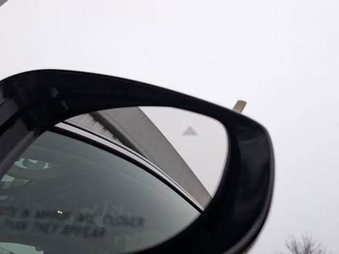 Used 2024 Chrysler Pacifica Limited image 28