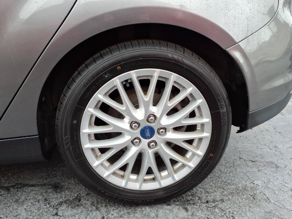 Used 2013 Ford Focus Titanium w/ Titanium Handling Pkg FWD image 7