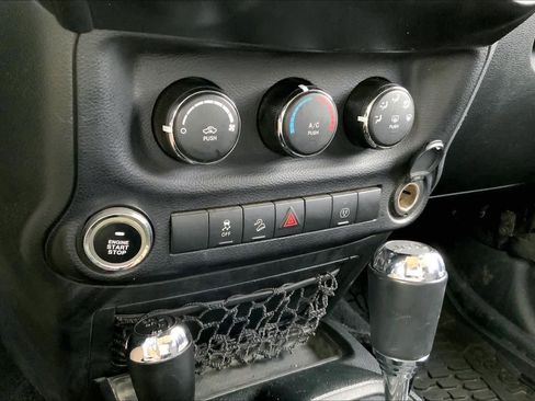 Used 2017 Jeep Wrangler Unlimited Rubicon w/ Connectivity Group image 35