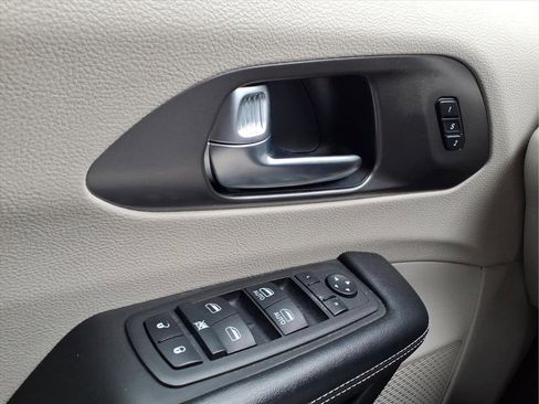 Used 2023 Chrysler Pacifica Touring-L image 20