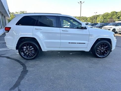 Used 2022 Jeep Grand Cherokee Laredo X image 4