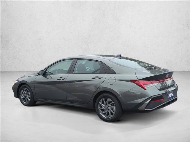 Used 2025 Hyundai Elantra Hybrid FWD image 8