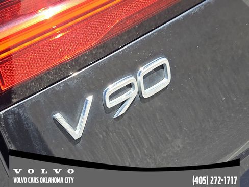 Used 2022 Volvo V90 B6 Cross Country image 10