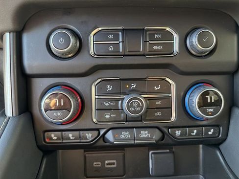 Used 2024 Chevrolet Suburban Premier image 22