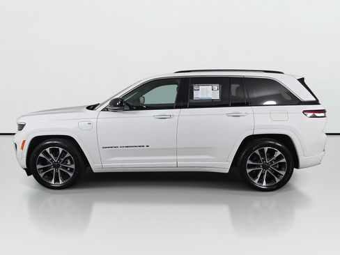 Used 2022 Jeep Grand Cherokee Overland w/ Luxury Tech Group IV AWD/4WD image 2