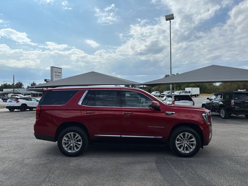 Used 2021 GMC Yukon SLT w/ SLT Premium Package AWD/4WD image 4