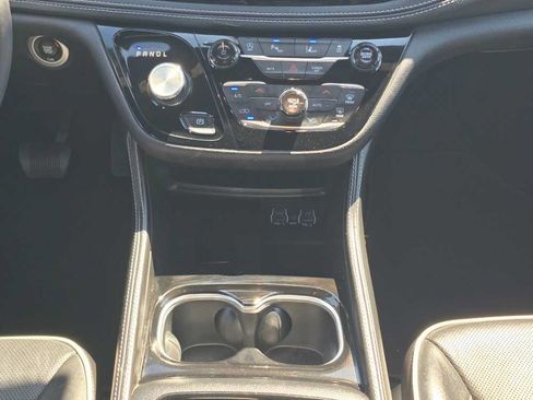Used 2025 Chrysler Pacifica Limited FWD image 13