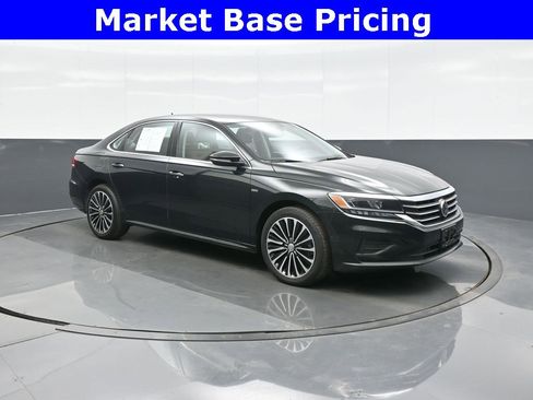 Used 2022 Volkswagen Passat 2.0T image 1