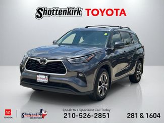 Used 2020 Toyota Highlander XLE FWD video 1