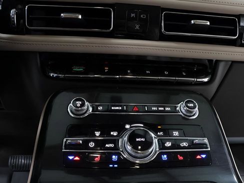 Used 2023 Lincoln Nautilus Reserve image 11