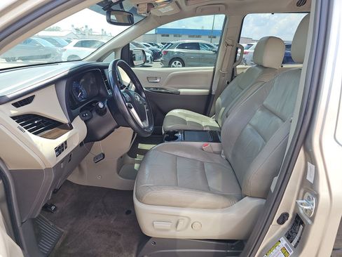 Used 2017 Toyota Sienna XLE w/ XLE Navigation Package FWD image 7