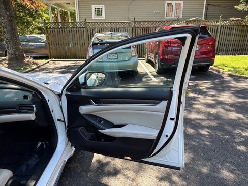 Used 2019 Honda Accord Touring image 11