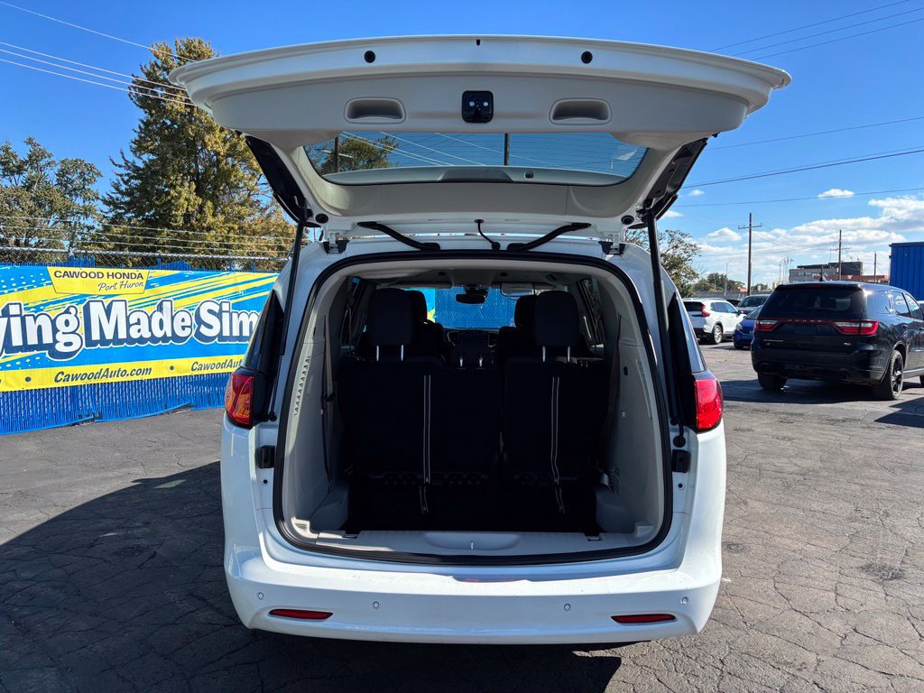 Used 2024 Chrysler Voyager LX FWD image 4