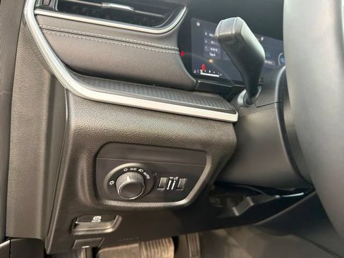 Used 2025 Jeep Grand Cherokee Altitude RWD image 31