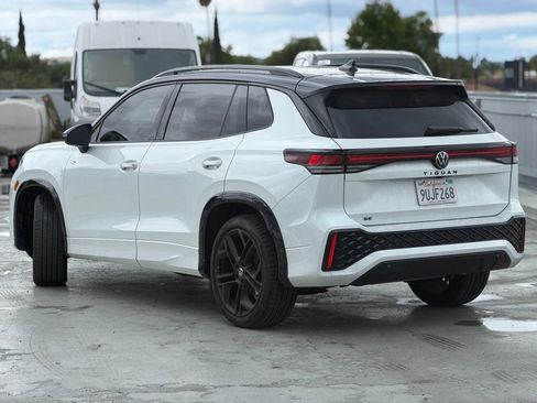 Used 2025 Volkswagen Tiguan SE R-Line image 3