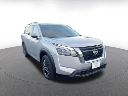 Used 2025 Nissan Pathfinder SV image 3
