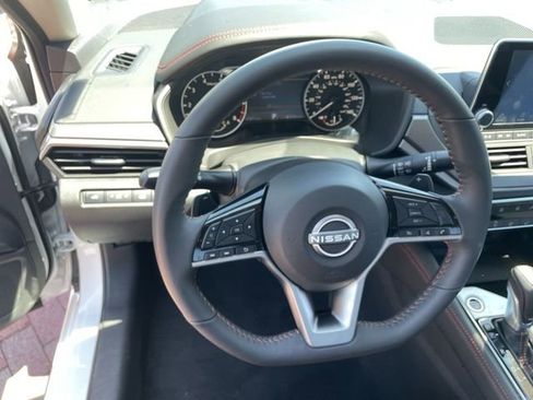 Used 2024 Nissan Altima 2.5 SR FWD image 11