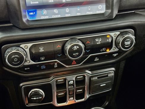 Used 2022 Jeep Wrangler Unlimited Sahara AWD/4WD image 17