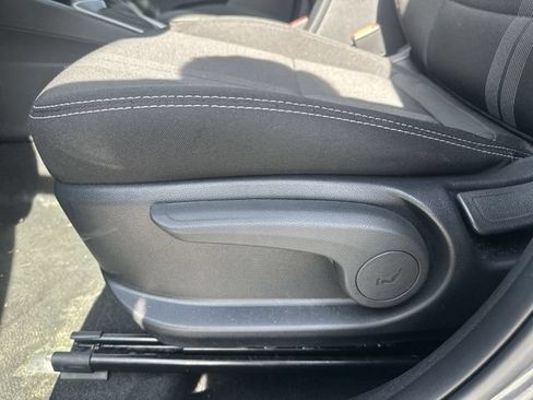 Used 2025 Hyundai Venue SEL FWD image 16