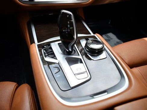 Used 2018 BMW 750i image 32