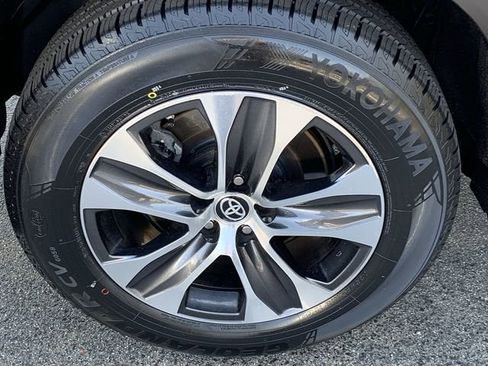 Used 2023 Toyota Highlander XLE image 36