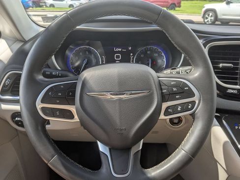 Used 2023 Chrysler Pacifica Touring-L FWD image 19