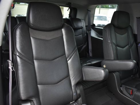 Used 2017 Cadillac Escalade Luxury RWD image 28
