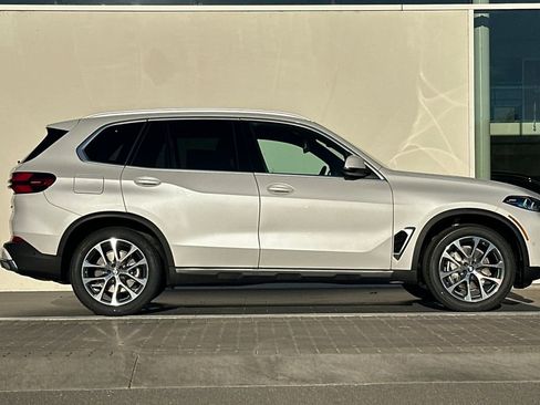 New 2026 BMW X5 xDrive40i w/ Premium Package AWD/4WD image 2