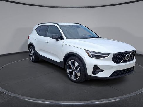 Certified 2026 Volvo XC40 B5 Plus AWD/4WD image 5