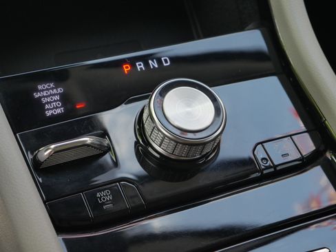 Used 2021 Jeep Grand Cherokee L Overland w/ Luxury Tech Group IV AWD/4WD image 14