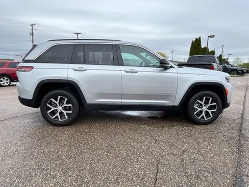 Used 2024 Jeep Grand Cherokee Limited AWD/4WD image 6