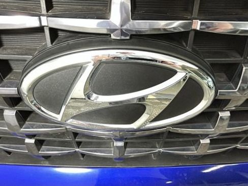 Used 2024 Hyundai Venue Limited FWD image 9