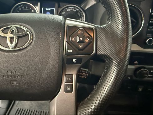 Used 2022 Toyota Tacoma SR5 AWD/4WD image 18