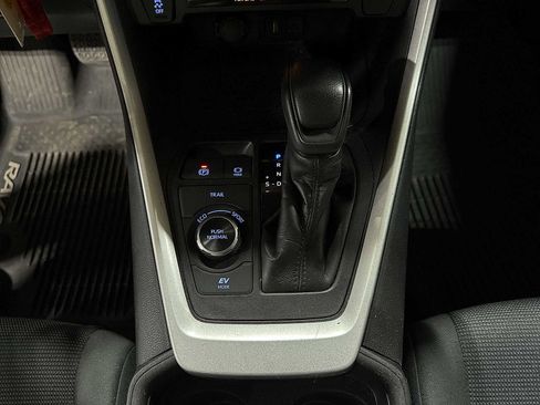 Used 2020 Toyota RAV4 LE image 29